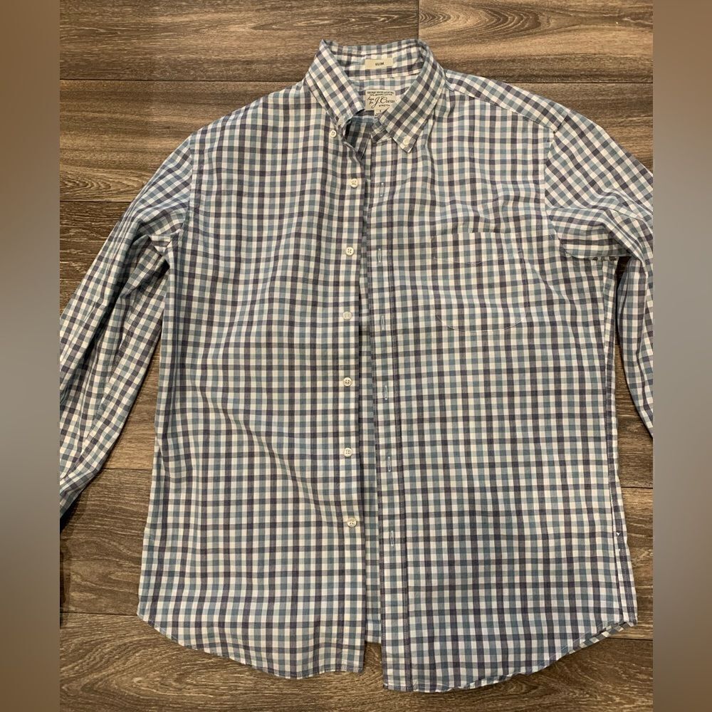 J. Crew Men’s Button Down Shirt. Size: L. Slim fit. Extra buttons.